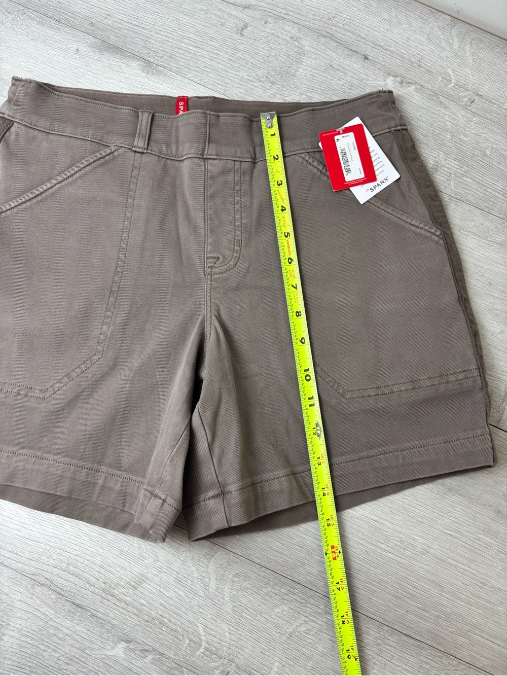 NWT SPANX 6” Stretch Twill Shorts Smoke Taupe Pull On Size Medium - Picture 9 of 10